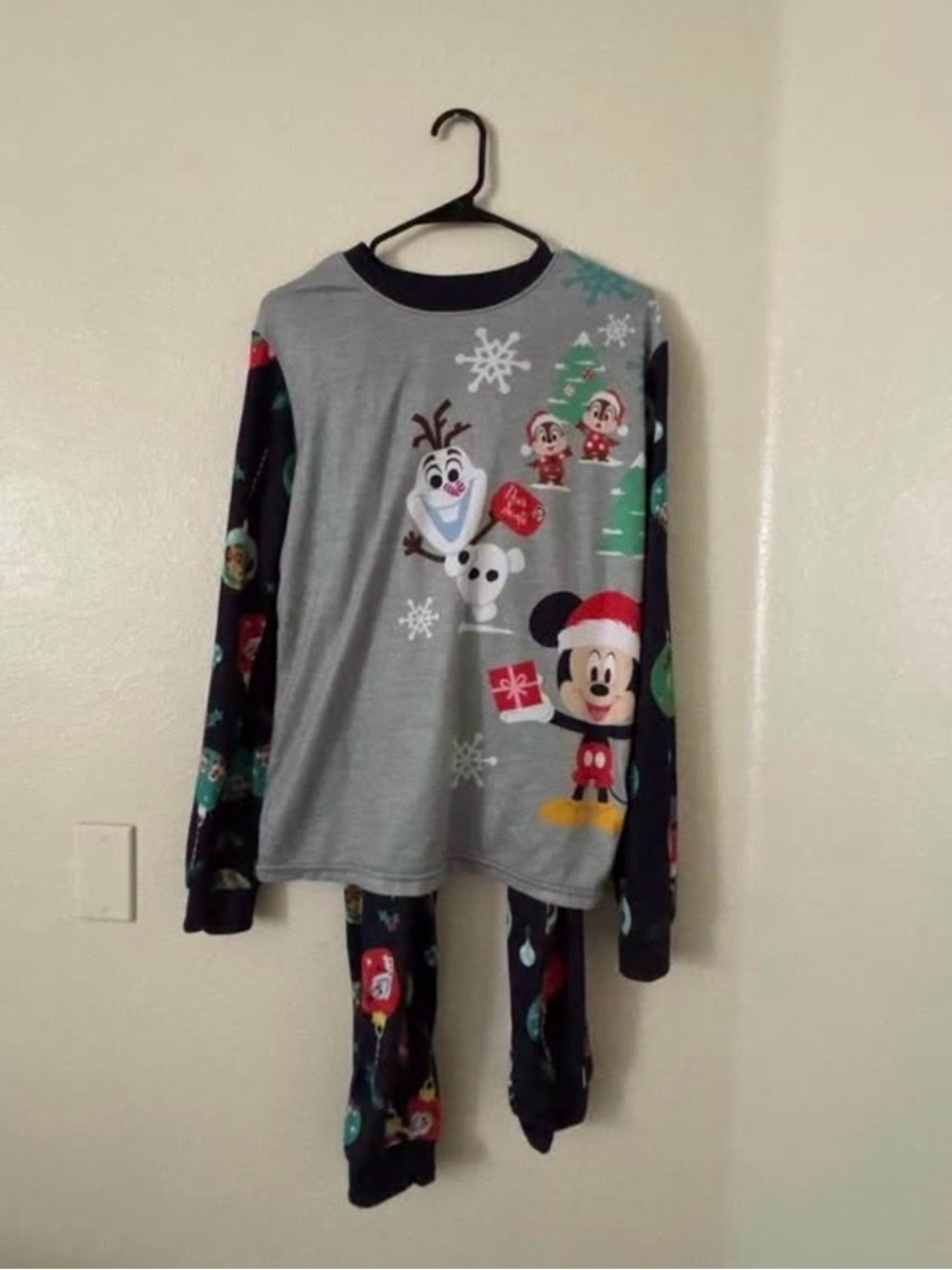 Mens Holiday Mickey & friends medium Christmas Long Sleeve Pajama Set